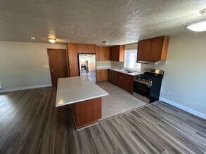 609 Foothills Dr in Newberg, OR - Building Photo - Building Photo