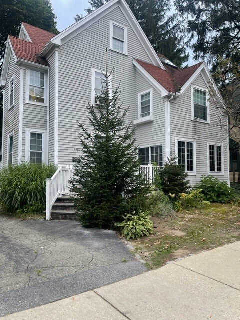 256 Lowell Ave, Unit 2 in Newton, MA - Building Photo