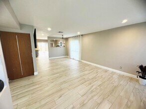 321 Sandtree Dr in Palm Beach Gardens, FL - Building Photo - Building Photo