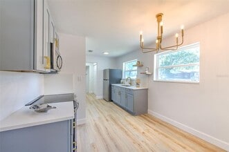 2002 E Hanna Ave in Tampa, FL - Building Photo - Building Photo