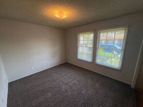 3922-3926 W Hillsdale Ct in Visalia, CA - Building Photo - Building Photo