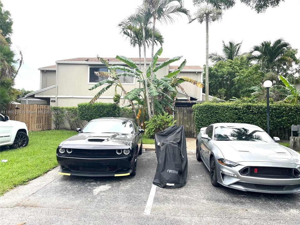 720 NW 132nd Terrace in Plantation, FL - Foto de edificio