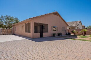 11820 W Cambridge Ave in Avondale, AZ - Building Photo