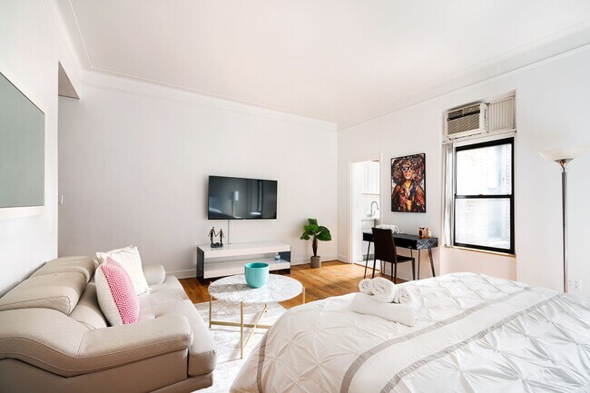 210 W 17th St in New York, NY - Building Photo - Building Photo