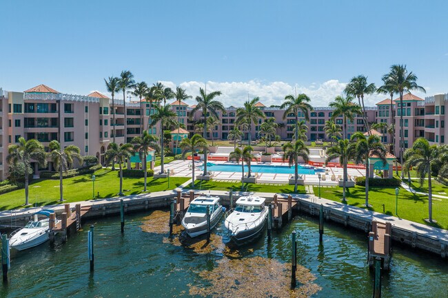 Mizner Court in Boca Raton, FL - Foto de edificio - Building Photo