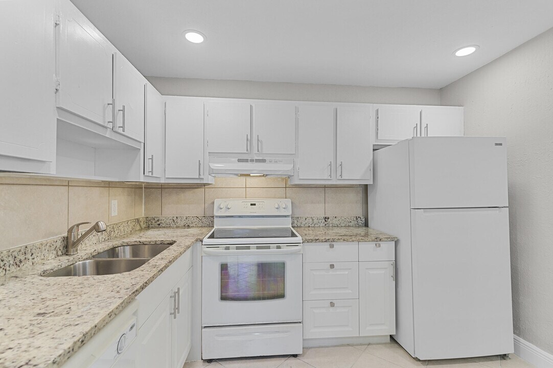 4102 NW 88th Ave in Coral Springs, FL - Building Photo