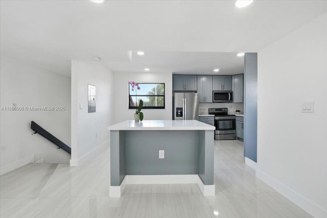 9907 NW 9th St Cir in Miami, FL - Building Photo