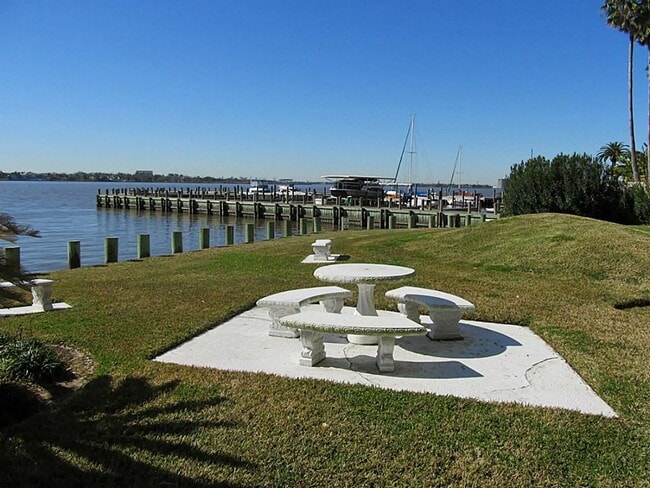 4001 E NASA Pkwy in El Lago, TX - Foto de edificio - Building Photo