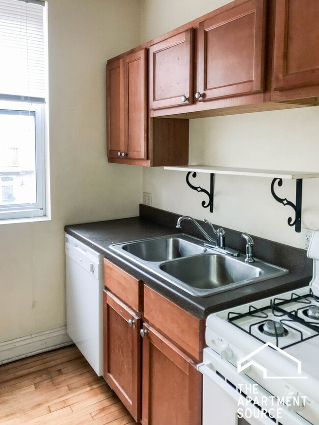 5200 N Leavitt St, Unit 2