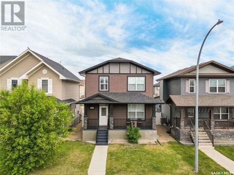 8710 Hincks Ln in Regina, SK - Building Photo