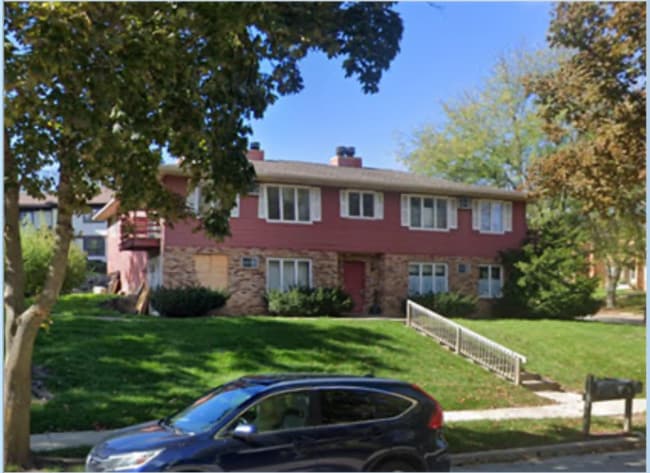 property at 2 S Wickham Ct