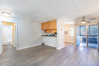 Chateau Spring Hill Apartments in La Mesa, CA - Building Photo - Interior Photo