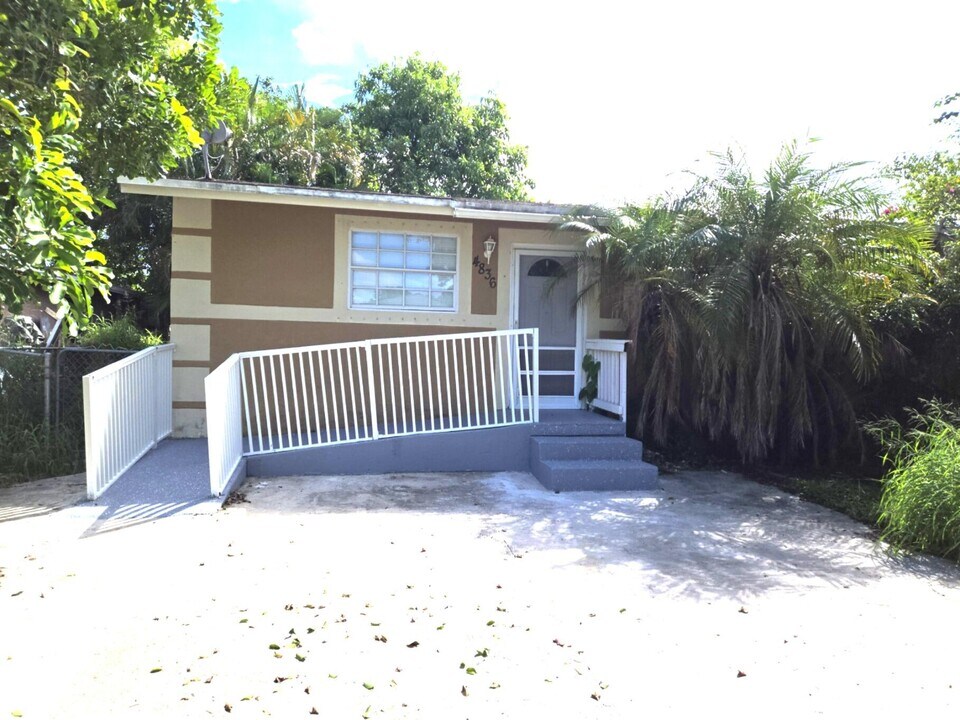 4836 Carver St in Greenacres, FL - Building Photo