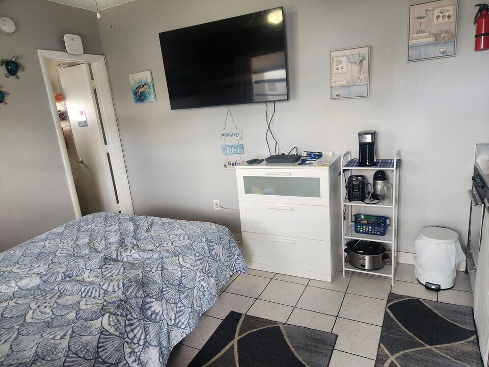 120 NE 20th Ave, Unit Studio in Deerfield Beach, FL - Building Photo