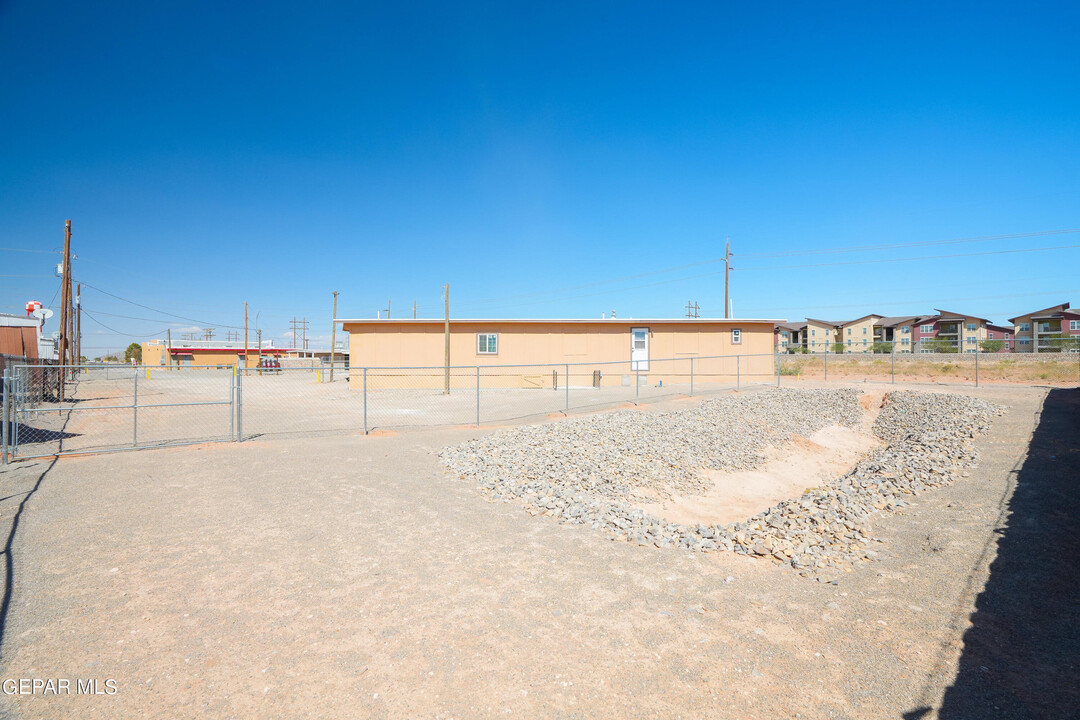 12520 Montana Ave in El Paso, TX - Foto de edificio