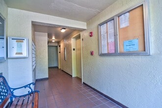 900 Cove Cay Dr in Clearwater, FL - Building Photo - Building Photo