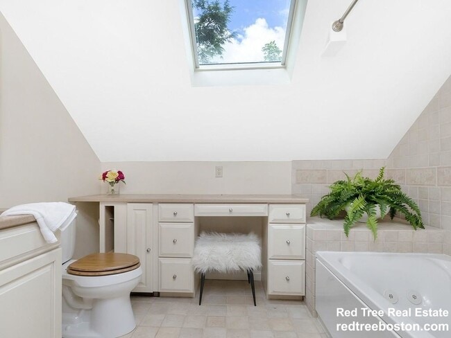 68 Algonquin Rd in Newton, MA - Foto de edificio - Building Photo