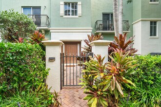 34 NW 7th St in Boca Raton, FL - Foto de edificio - Building Photo