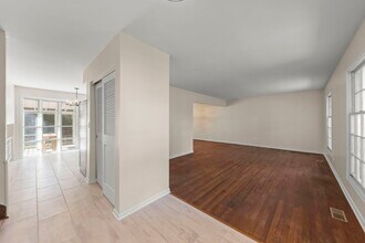 345 Green Valley Dr in Naperville, IL - Foto de edificio - Building Photo