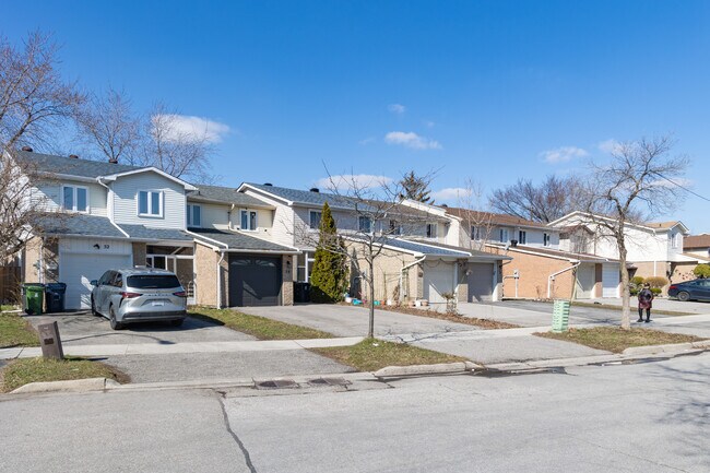 60 Dunmail Dr in Toronto, ON - Building Photo - Building Photo