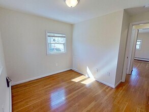 8 Friend St, Unit 4 in Waltham, MA - Building Photo - Building Photo