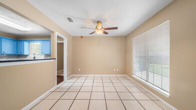 417 Shawnee in Montgomery, TX - Foto de edificio - Building Photo