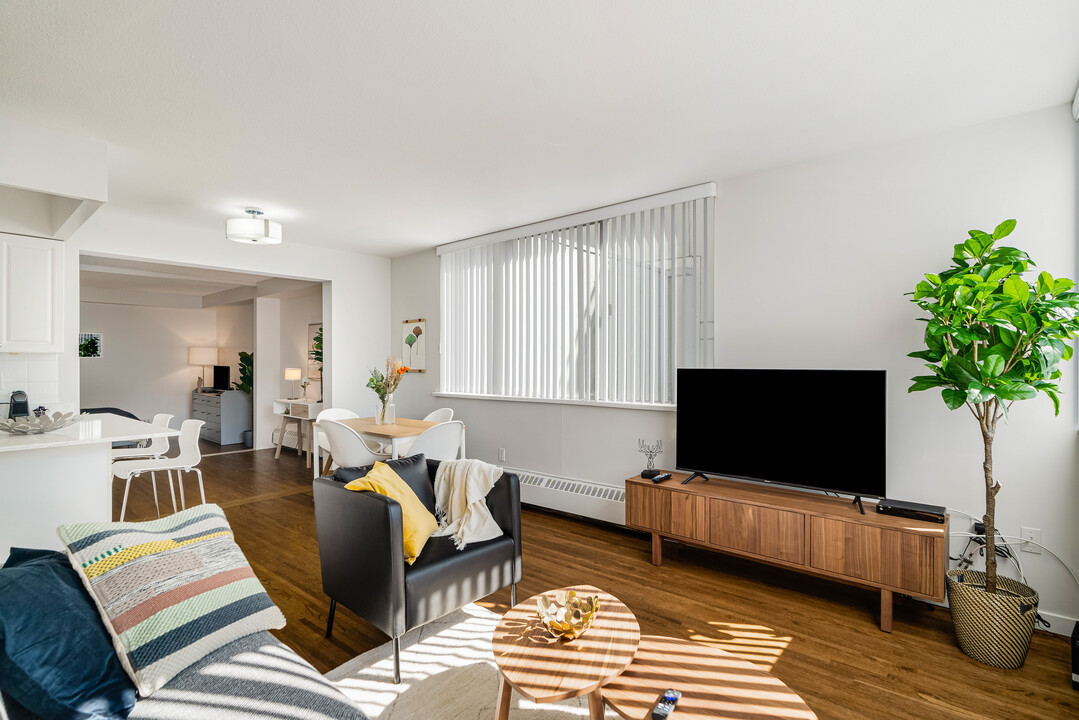 1750 Davie St in Vancouver, BC - Building Photo