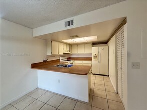 10889 NW 7th St, Unit 22 in Miami, FL - Foto de edificio - Building Photo