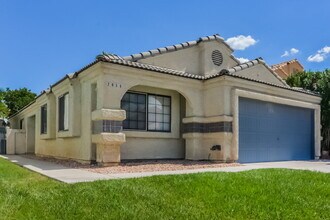2058 Waverly Cir in Henderson, NV - Building Photo - Building Photo