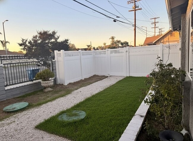 7598 Coldwater Canyon Ave in Los Angeles, CA - Foto de edificio - Building Photo