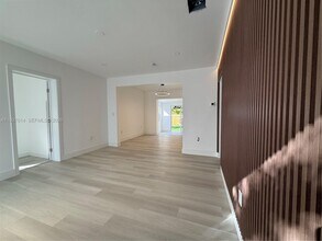 561 NW 41st St in Miami, FL - Building Photo - Building Photo