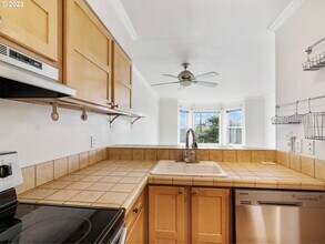 3473 SW Barbur Blvd in Portland, OR - Foto de edificio - Building Photo