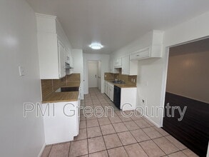 9832 E 37th St in Tulsa, OK - Building Photo - Building Photo