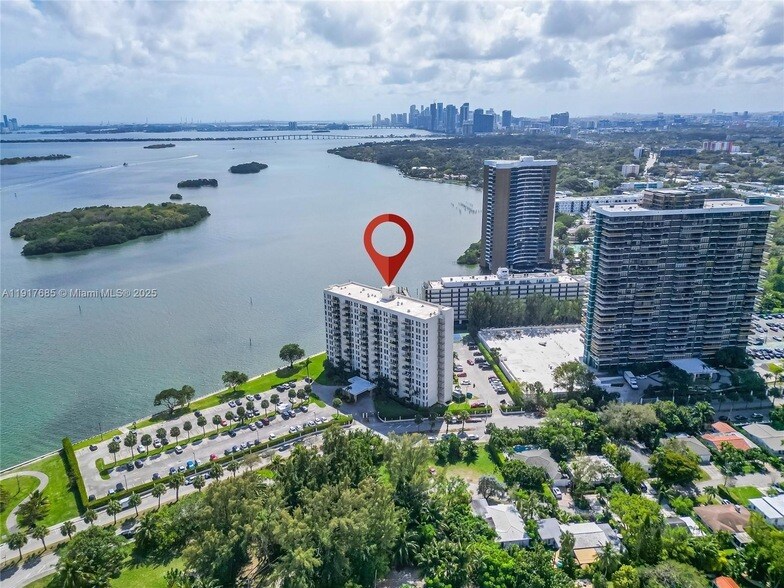 880 NE 69th St, Unit 10R in Miami, FL - Foto de edificio