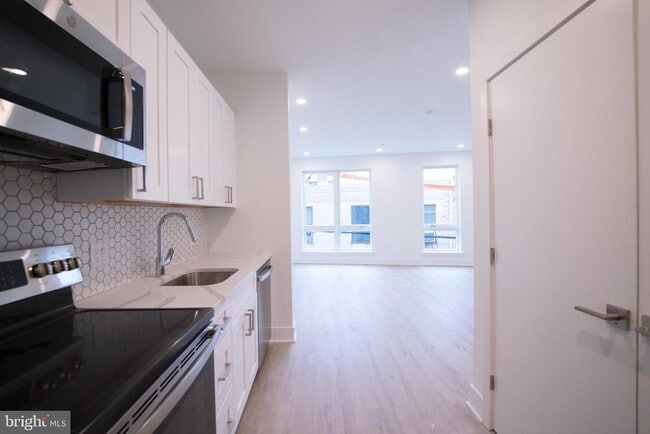 property at 1325 N Lee St