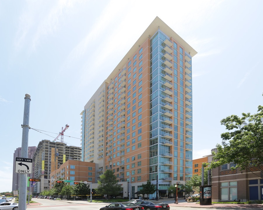 3700M in Dallas, TX - Building Photo