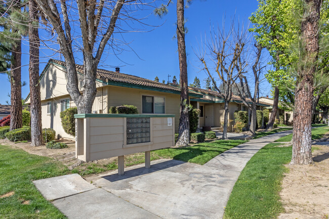 Palm Gates Apartments in Fresno, CA - Building Photo - Building Photo