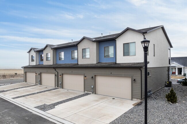 Slatewood Townhomes in Tooele, UT - Foto de edificio - Building Photo