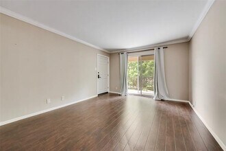 7916 Royal Ln in Dallas, TX - Foto de edificio - Building Photo