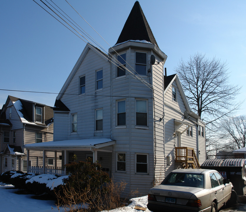 110 W Broad St in Stamford, CT - Foto de edificio