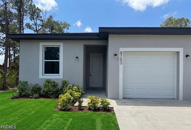 8753 Buckingham Rd in Ft. Myers, FL - Building Photo - Building Photo
