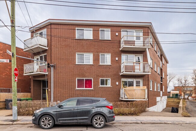 2540 Des Carrières St in Montréal, QC - Building Photo - Primary Photo