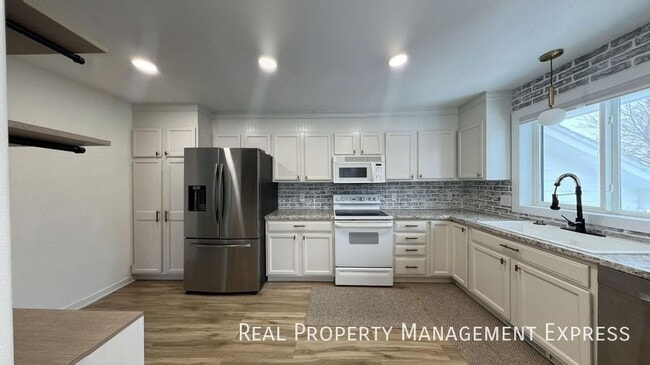 Spacious 4BR, 2BA Gem with Fireplace and O in Sioux Falls, SD - Building Photo - Building Photo