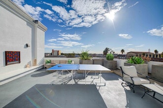 Icon Plaza in Los Angeles, CA - Building Photo - Building Photo