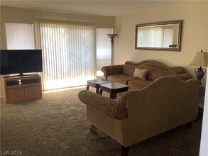 682 Oakmont Ave in Las Vegas, NV - Building Photo - Building Photo