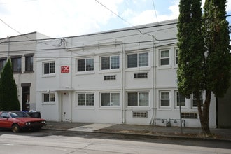 Laurelhurst Studios in Portland, OR - Foto de edificio - Building Photo