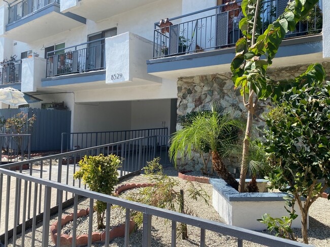 8529 Willis Ave in Panorama City, CA - Foto de edificio - Building Photo