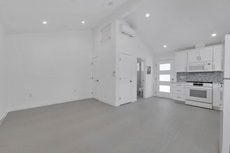 19813 Bassett St in Los Angeles, CA - Building Photo - Building Photo