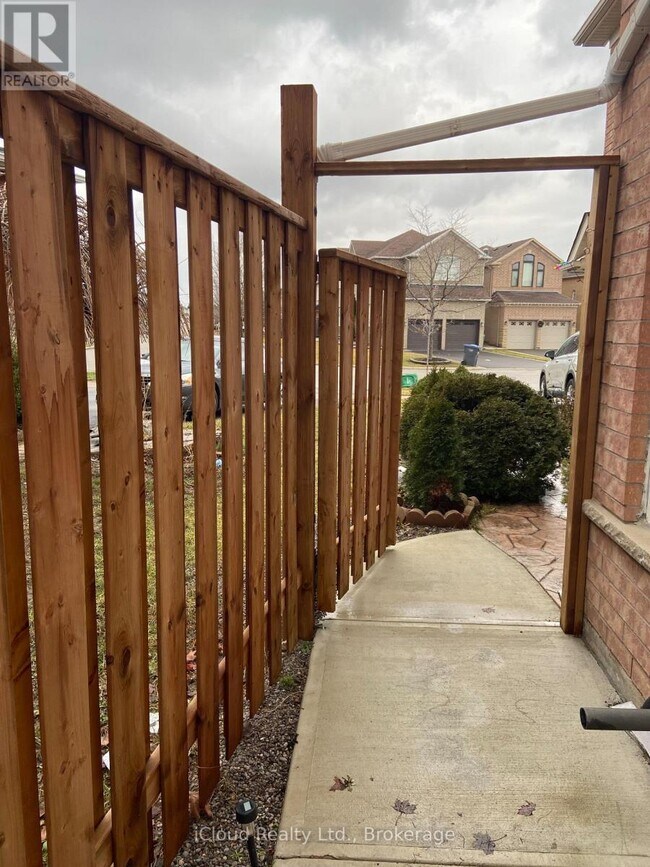 7502 Black Walnut Trail in Mississauga, ON - Building Photo - Building Photo