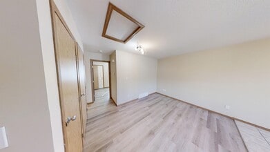 9225-9293 93 Ave in Grande Prairie, AB - Building Photo - Building Photo